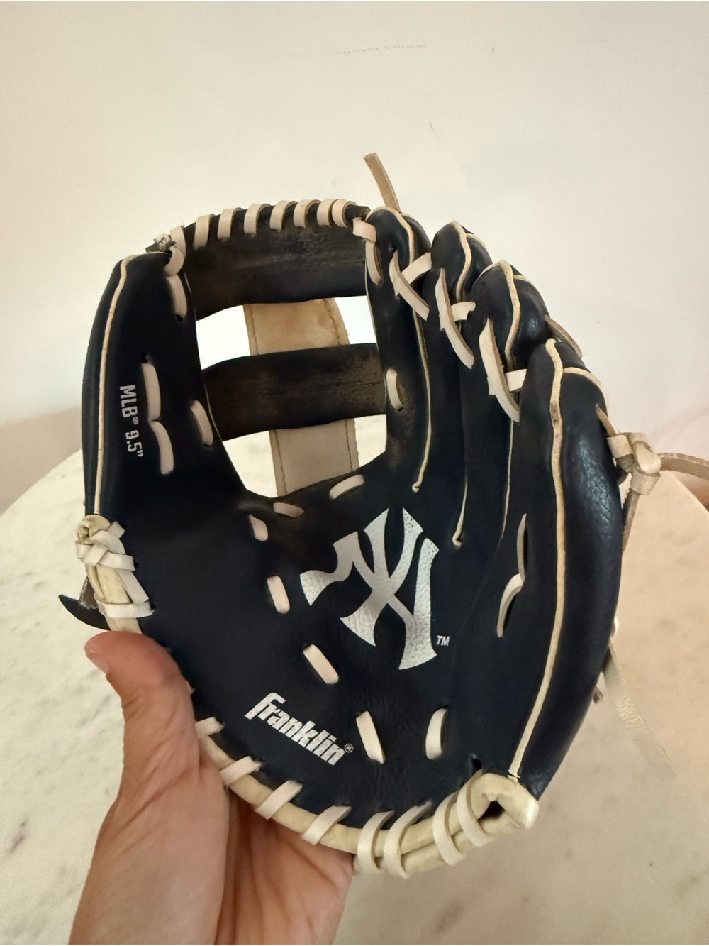 Franklin MLB New York NY Yankees Youth Baseball Glove 9.5" RHT Right Hand Throw